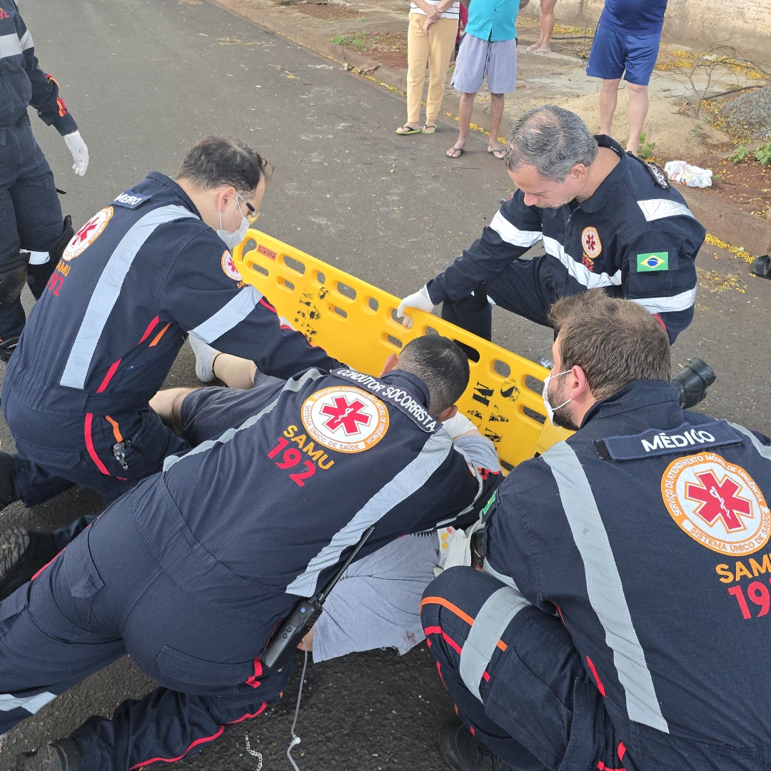 Motociclista sofre acidente gravíssimo após mulher invadir preferencial na zona 6