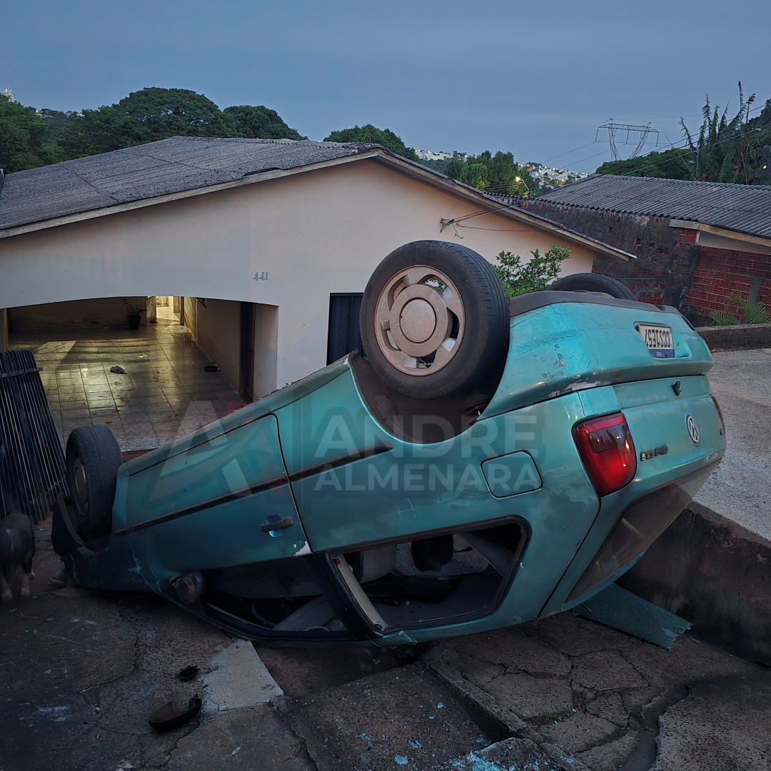 Mãe e duas crianças escapam ilesas de capotamento no Parque Itaipu