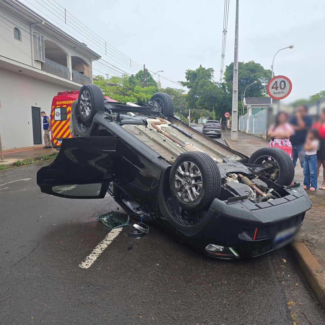 Mãe e bebê de 9 meses são socorridos após carro capotar em Maringá