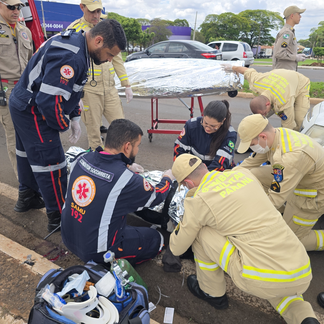 Motociclista precisa ser entubado após bater contra traseira de carro