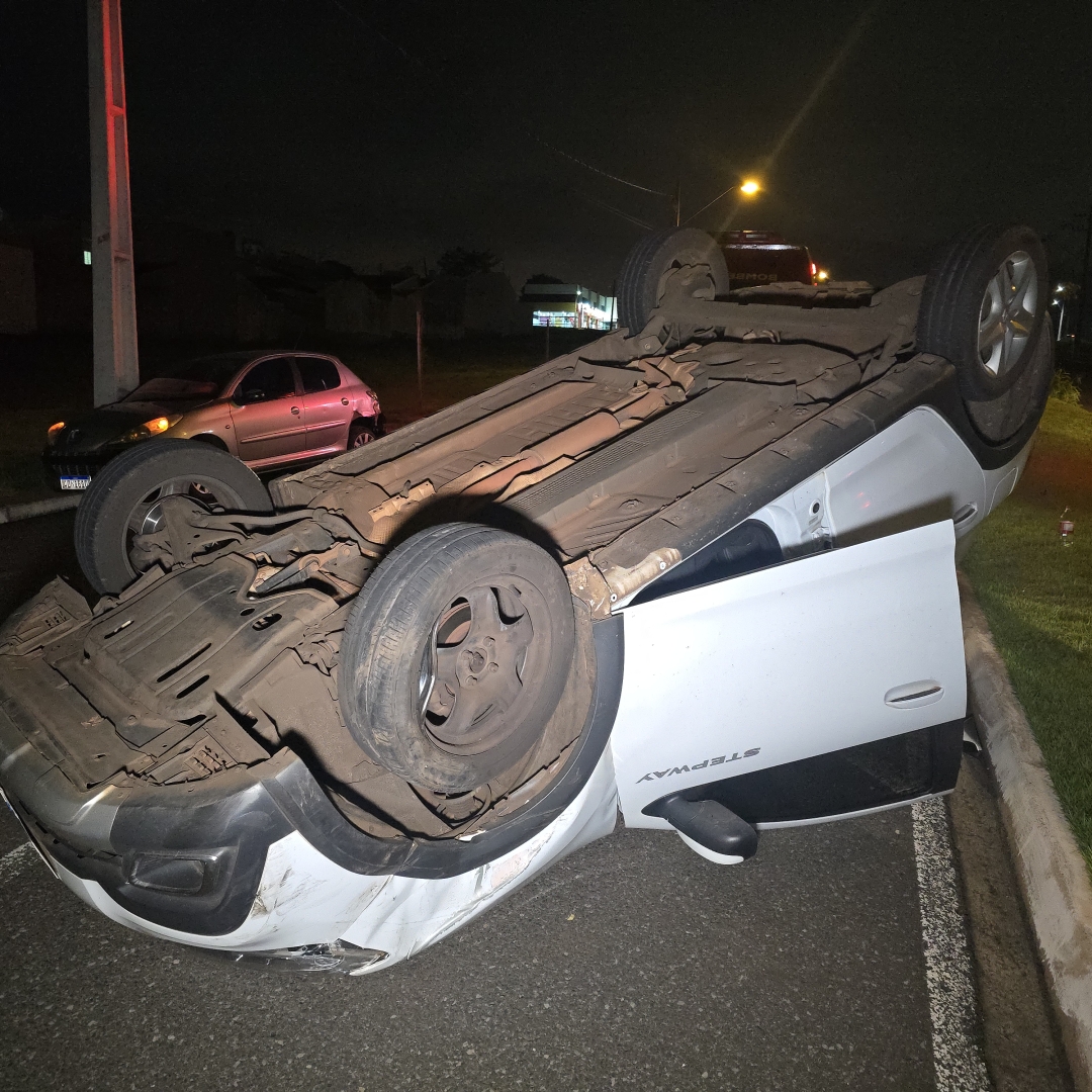 Motorista fica ferido ao capotar automóvel no Jardim Licce, em Maringá