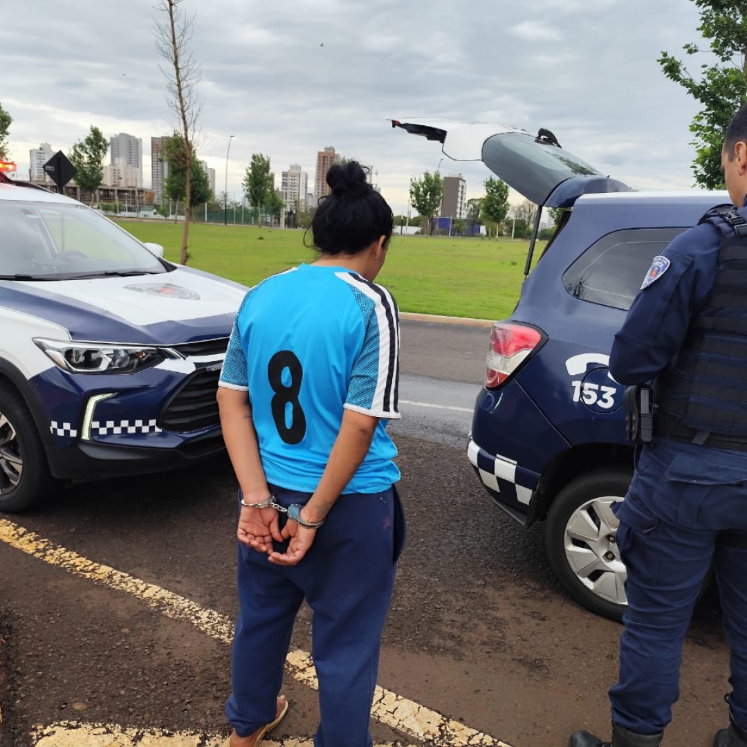 Mulher com extensa ficha criminal é presa após tentar roubar celular em Maringá