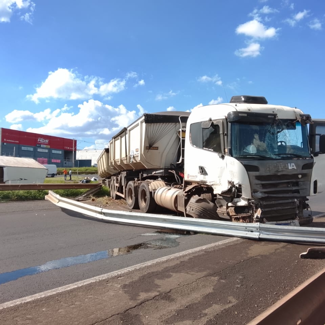 Batida entre carreta e caminhão deixa pista do Contorno Norte interditada