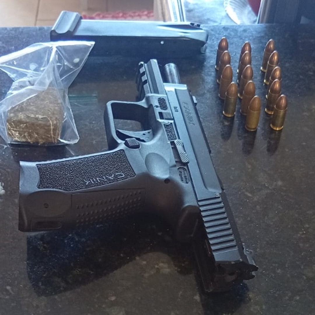 Rapaz envolvido em homicídio e um atentado é preso com pistola em Sarandi