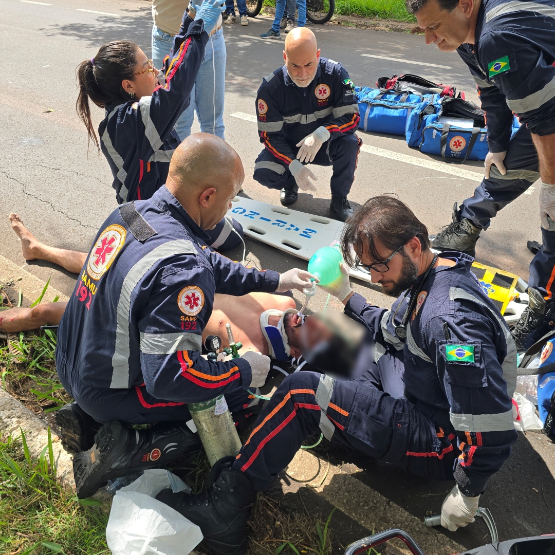 Motociclista sofre acidente gravíssimo após bater em árvore