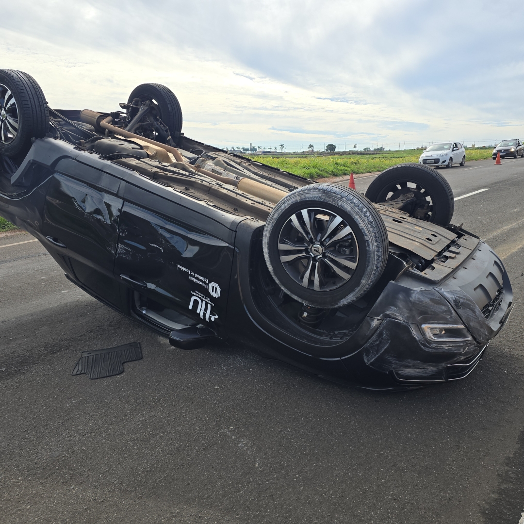 Motorista é socorrido após capotar veículo no Contorno Norte de Maringá