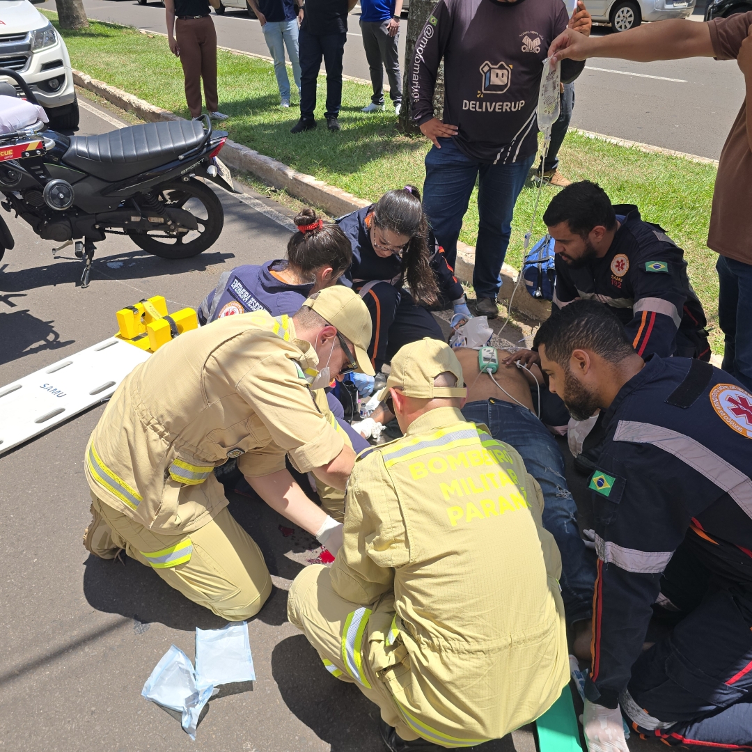 Acidente entre carro e moto deixa motoboy gravemente ferido em Maringá