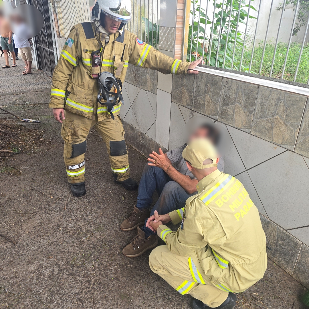 Homem é salvo por vizinhos durante incêndio em residência em Maringá