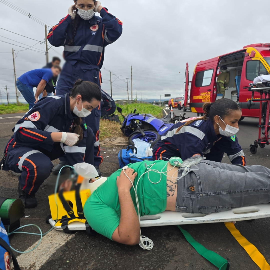 Motorista fecha moto, provoca acidente e foge sem prestar socorro