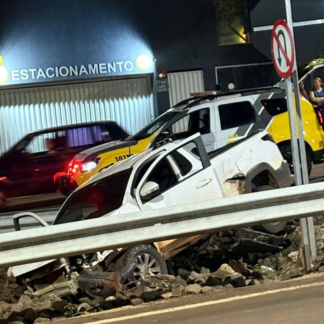 Carro fica destruído após bater em trincheira recém-construída na Avenida Morangueira