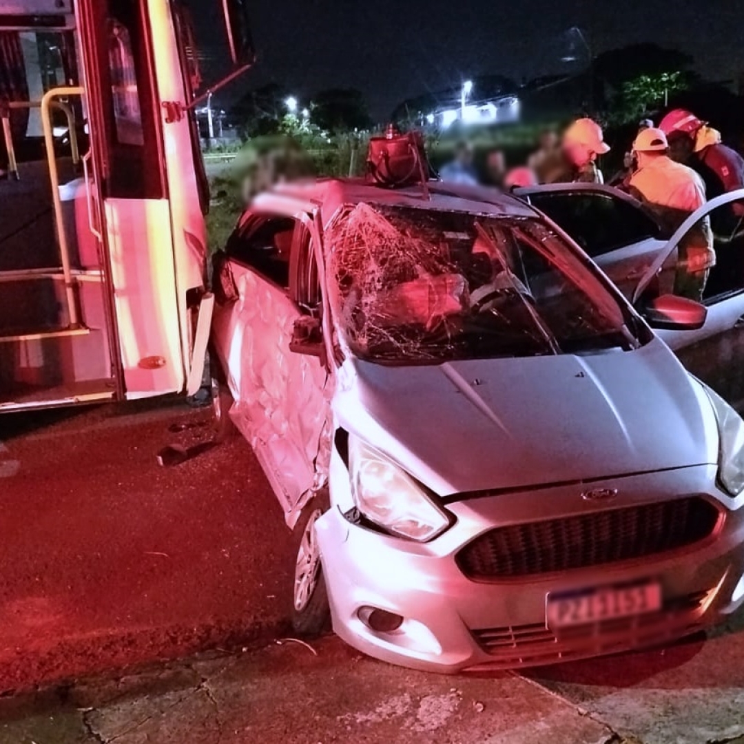 Acidente entre carro de aplicativo e ônibus deixa cinco pessoas feridas no Conjunto Requião