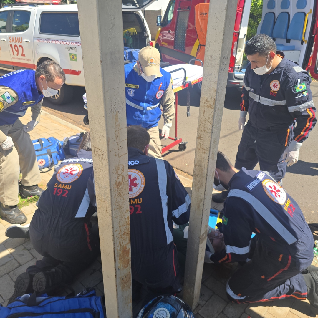 Mulher fica ferida após colidir motoneta contra lixeira no Parque Hortência 2