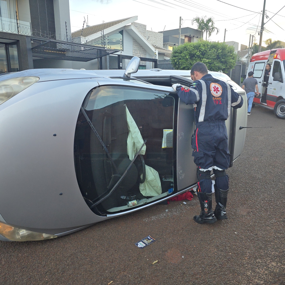 Motorista com sinais de embriaguez provoca acidente e tomba veículo em Maringá