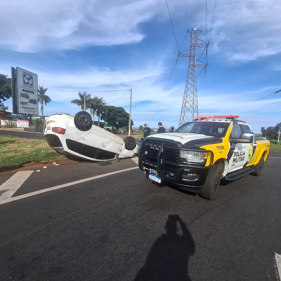Colisão entre dois carros provoca capotamento na PR-317 em Maringá