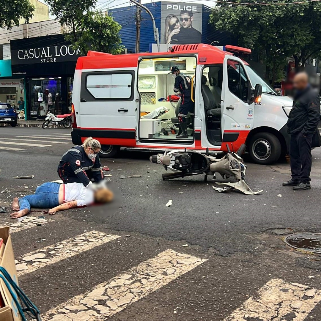 Motociclista fica em estado gravíssimo após colisão com carro no centro de Marialva