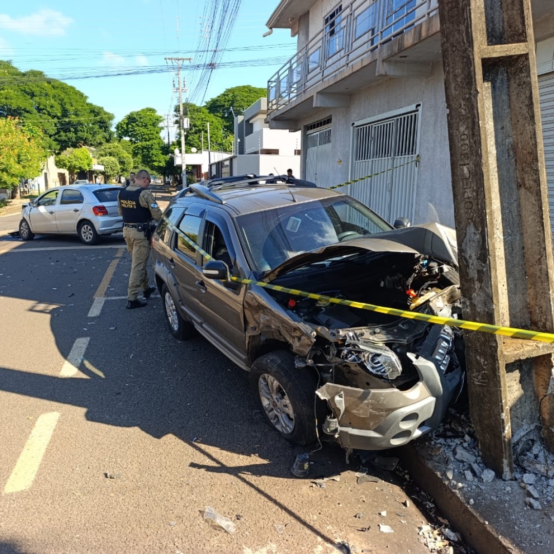 Motorista e criança escapam após forte colisão em cruzamento de Sarandi