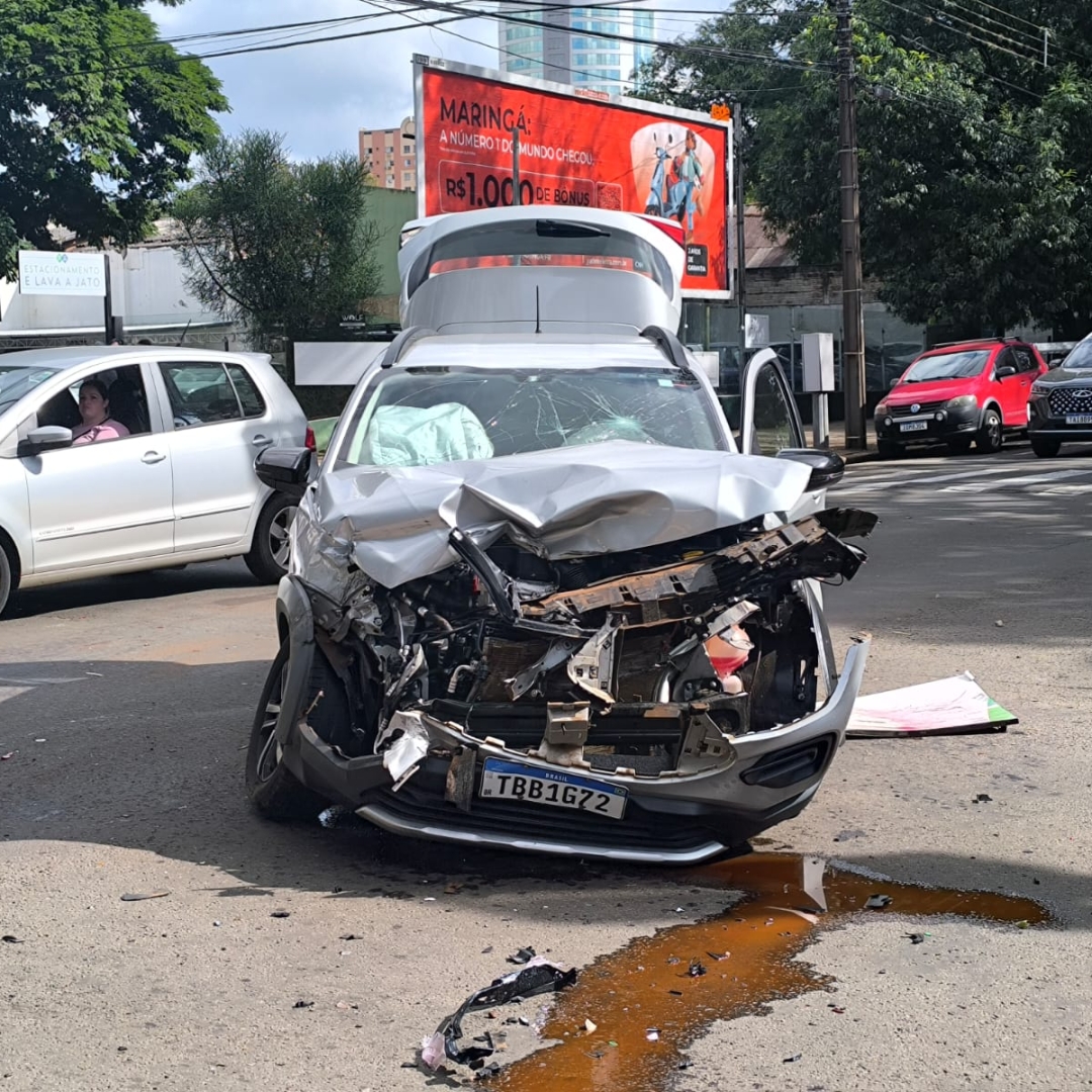 Ônibus do transporte coletivo e carro se envolvem em acidente violento no centro de Maringá