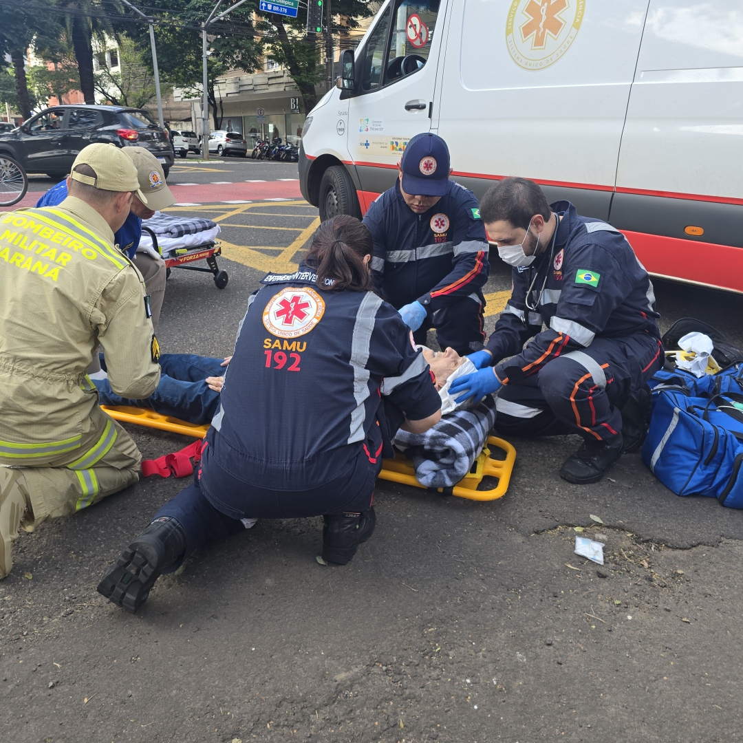 Idoso é atropelado por motocicleta ao atravessar faixa de pedestres no Centro de Maringá