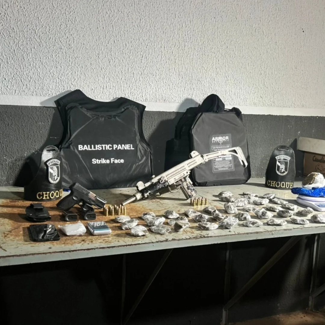 PM apreende submetralhadora, pistola e drogas em Mandaguaçu