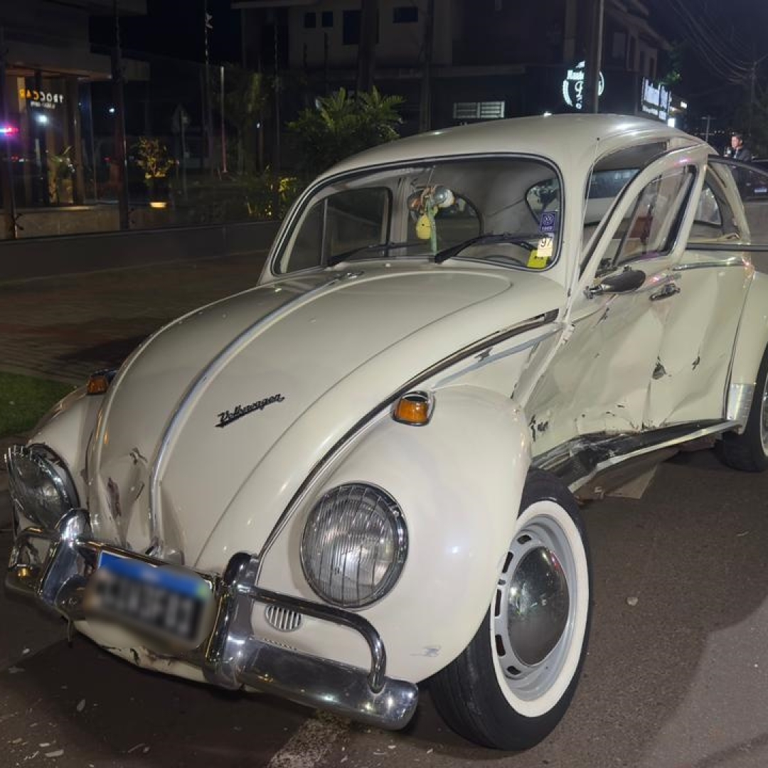Fusca de colecionador fica destruído após forte colisão na Avenida Gastão Vidigal
