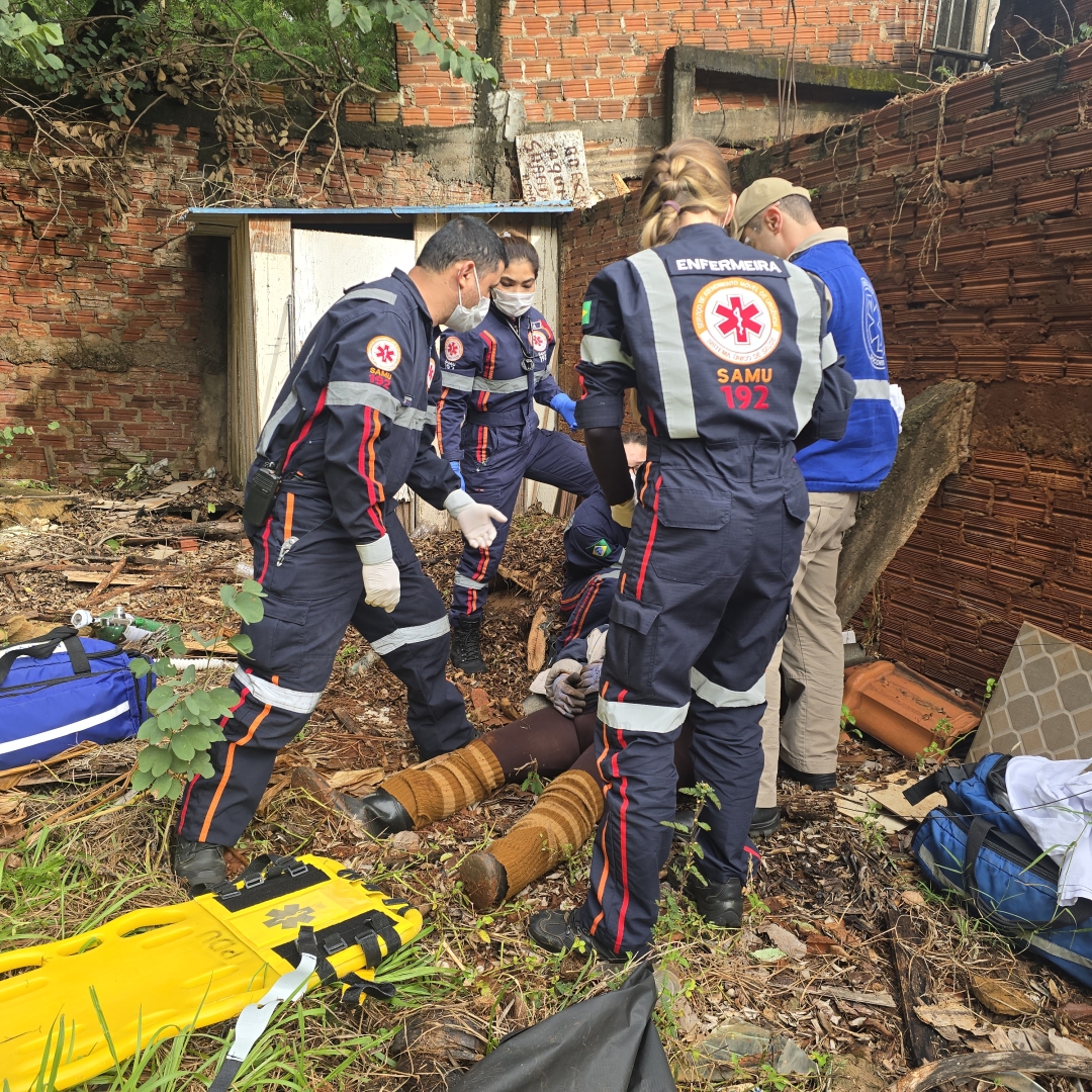 Idosa cai de barranco ao limpar quintal e sofre fratura em Maringá