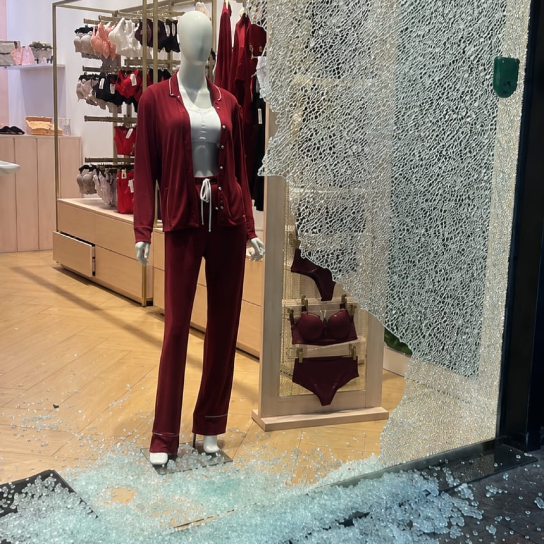 Bandido aproveita ruas vazias e invade estabelecimento comercial para furtar calcinhas