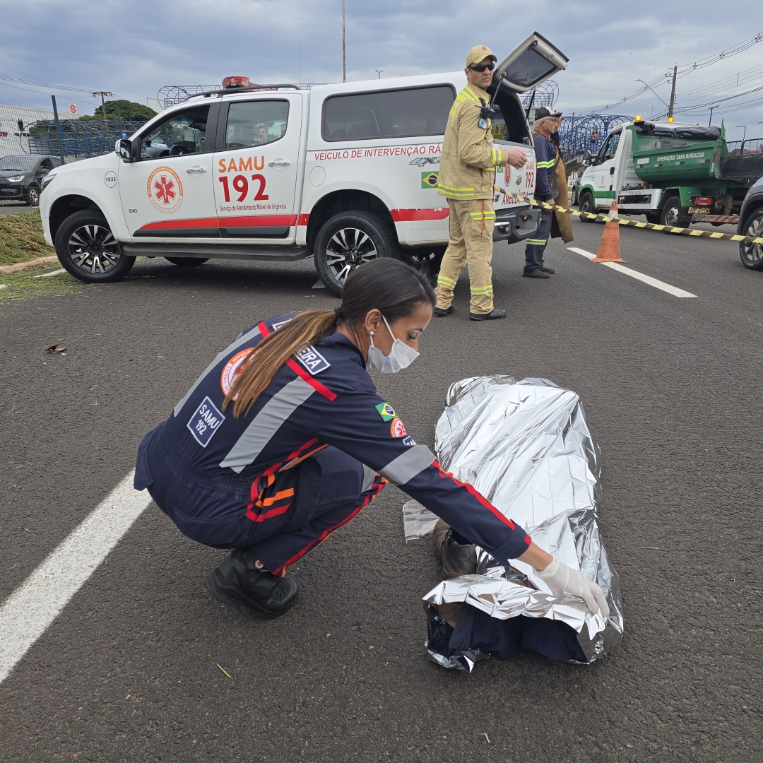 Trabalhador morre atropelado durante serviço de roçada na Avenida Colombo, em Maringá