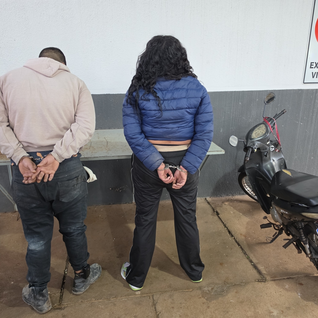 Homem com tornozeleira eletrônica e mulher são flagrados com moto furtada em Maringá