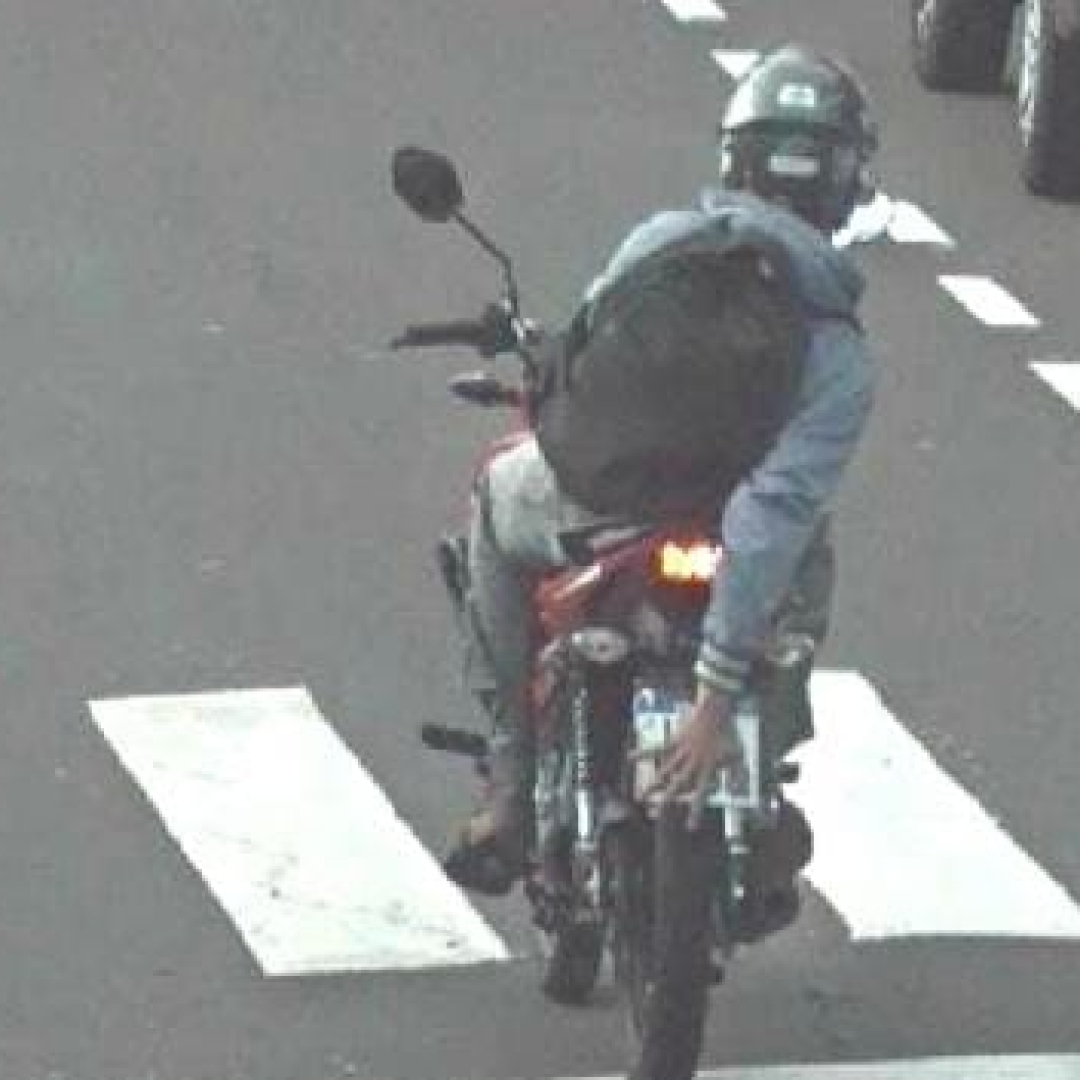 Motociclista que fazia gestos obscenos para radares é preso com maconha em Maringá