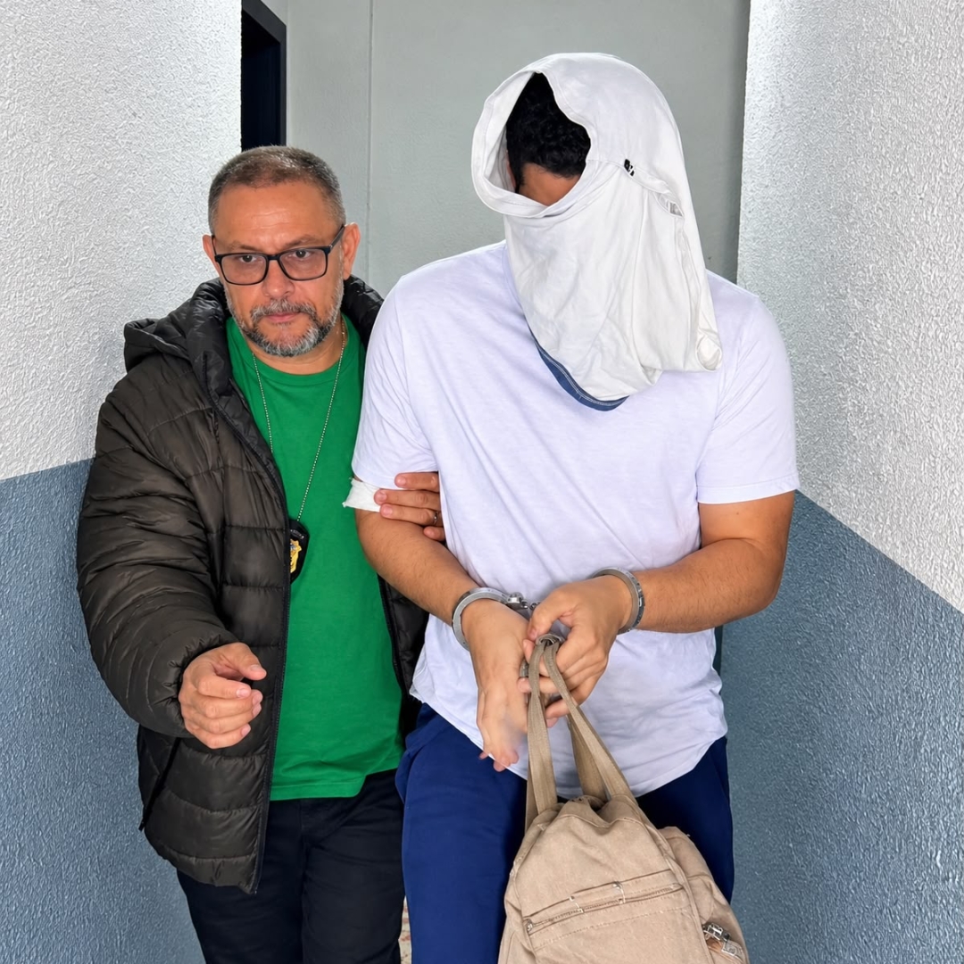 De cueca na cabeça e algemado: advogado que matou médica deixa hospital e vai para a cadeia