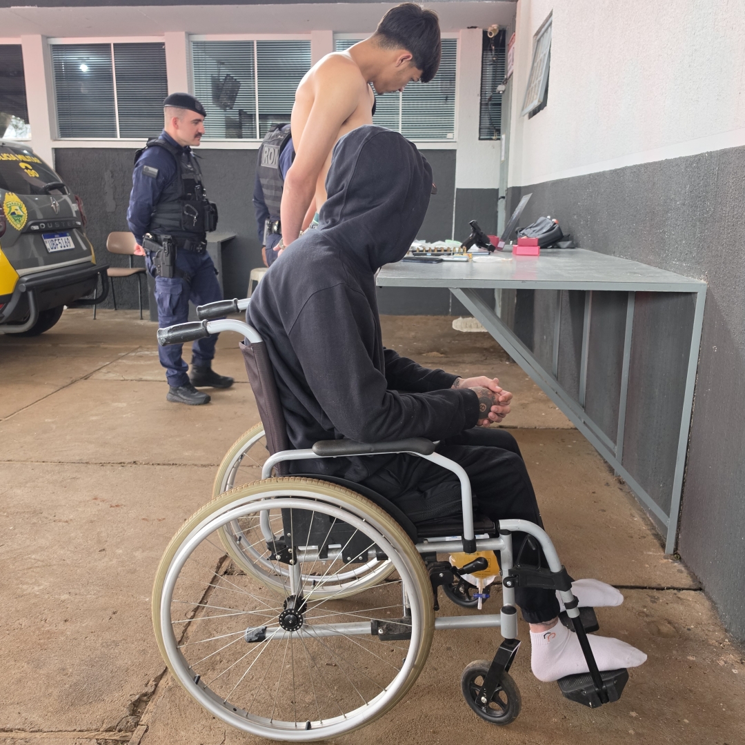 Cadeirante com passagem por homicídio e que sobreviveu a atentado a tiros é preso com pistola e drogas em Maringá