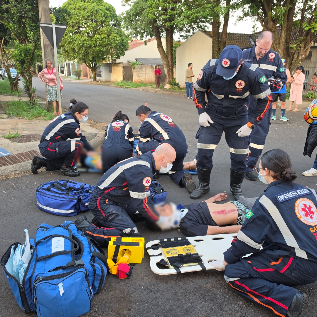 Motoneta com dois adolescentes colide com ônibus e deixa feridos no Parque Hortência