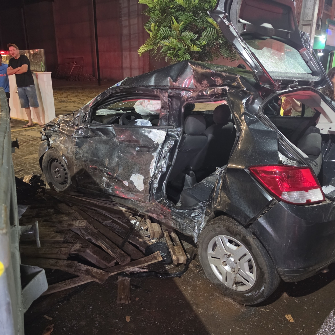 Grave acidente na Avenida Brasil deixa dois jovens entubados após carro bater violentamente contra caçamba em Maringá
