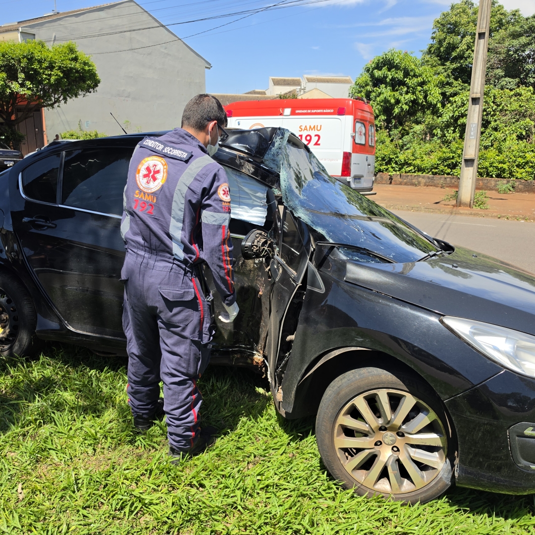 Após ser atingido por carro, Peugeot roda na pista e bate violentamente contra árvore em Maringá