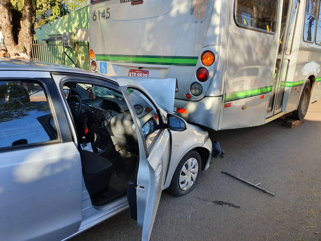 Motorista destrói carro ao bater na traseira de coletivo em Iguatemi