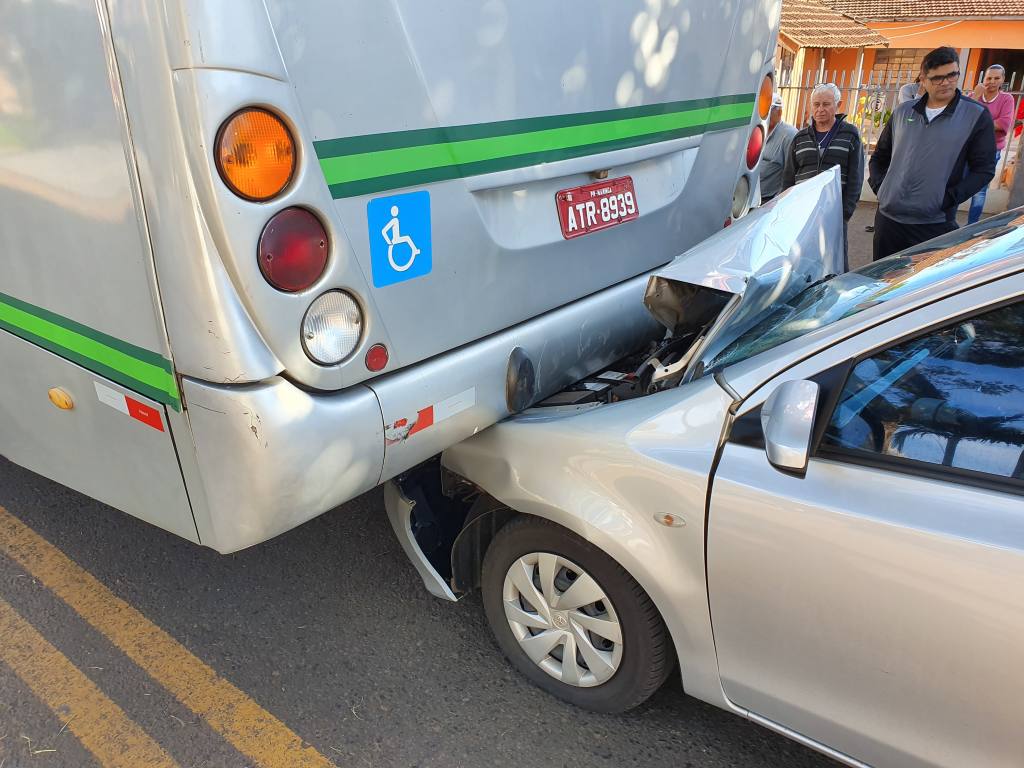 Motorista destrói carro ao bater na traseira de coletivo em Iguatemi