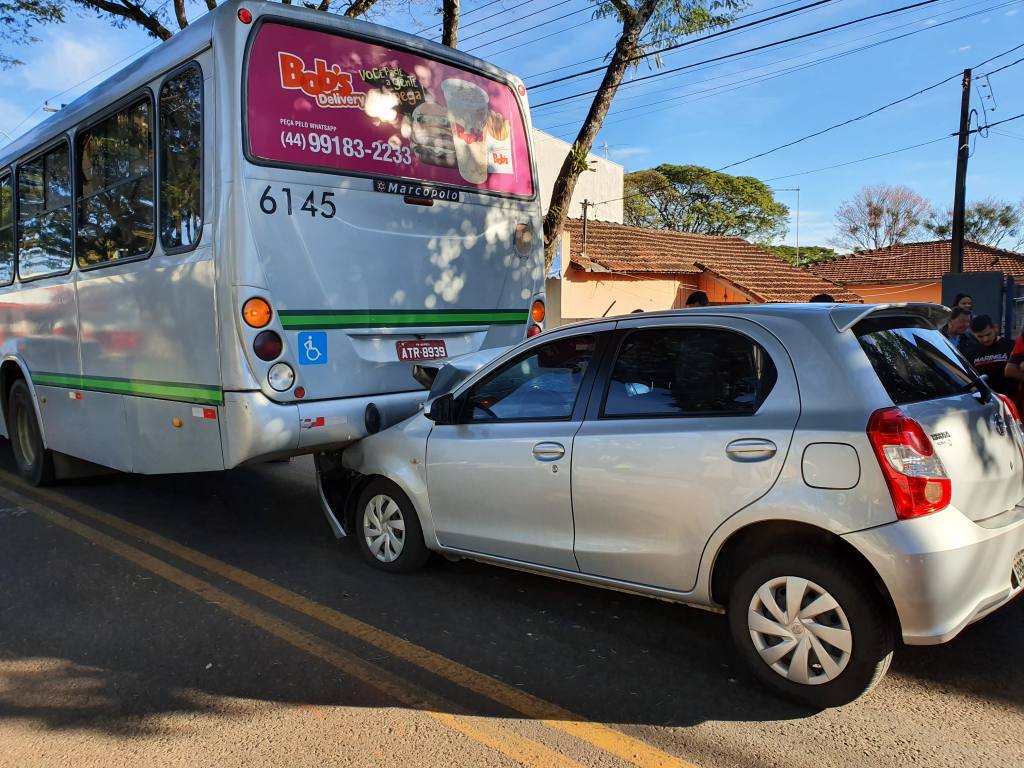 Motorista destrói carro ao bater na traseira de coletivo em Iguatemi