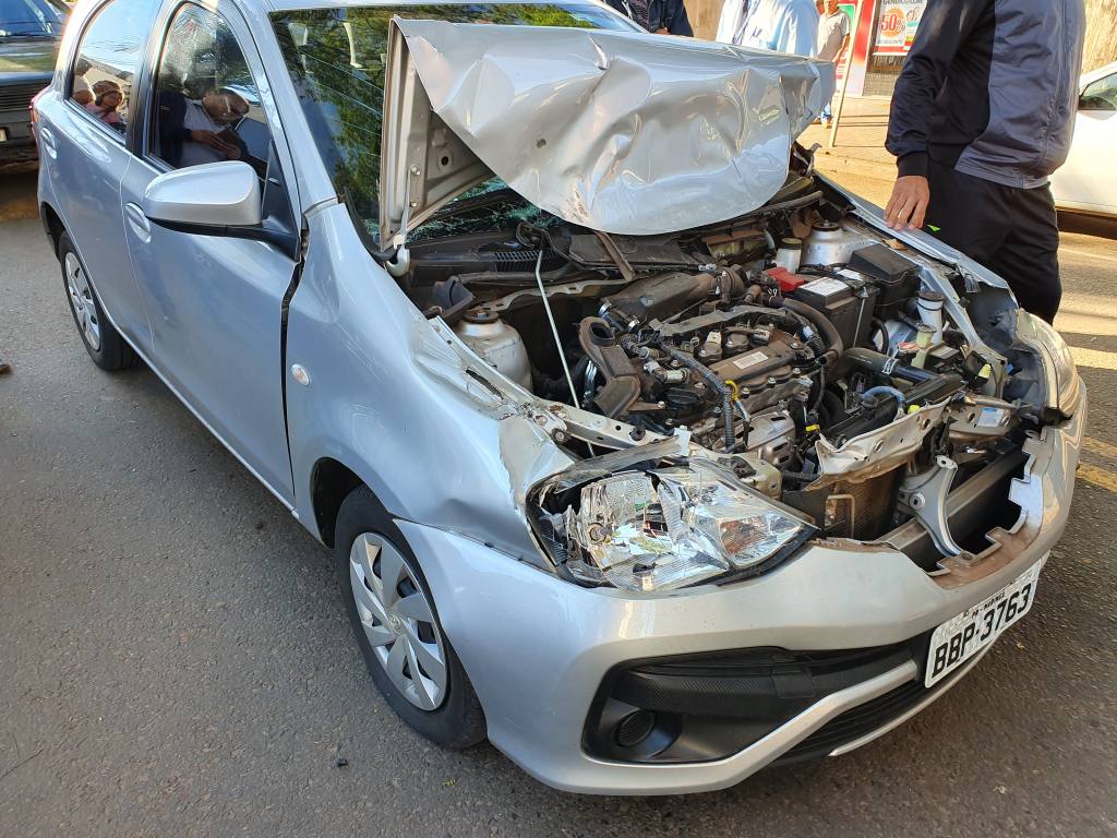 Motorista destrói carro ao bater na traseira de coletivo em Iguatemi
