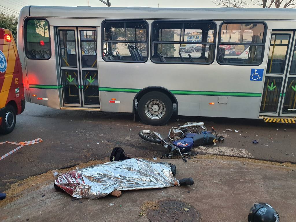 Motociclista avança semáforo vermelho e morre ao bater em ônibus