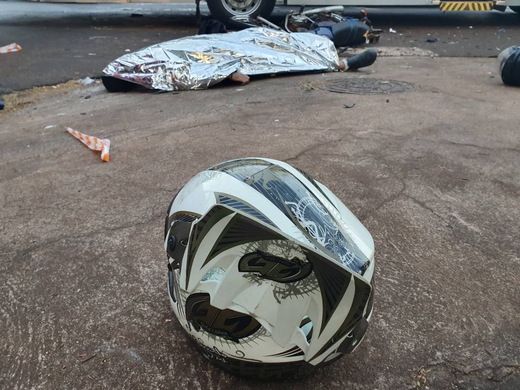 Motociclista avança semáforo vermelho e morre ao bater em ônibus