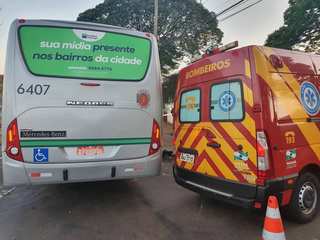 Motociclista avança semáforo vermelho e morre ao bater em ônibus