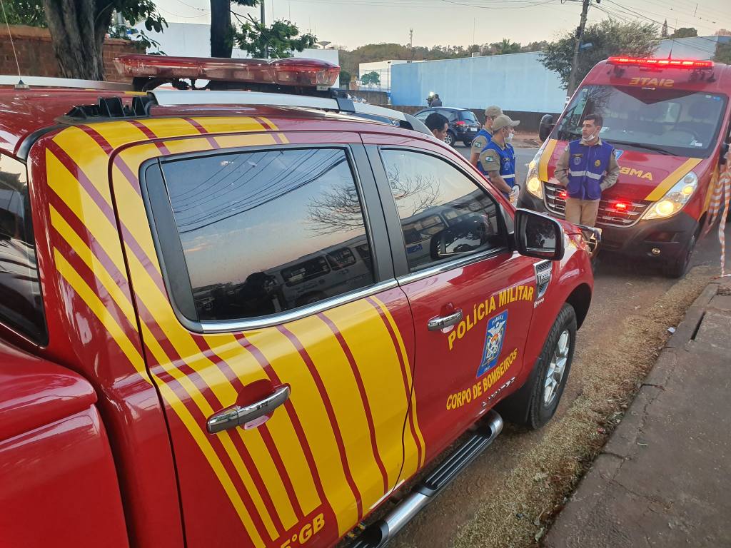 Motociclista avança semáforo vermelho e morre ao bater em ônibus