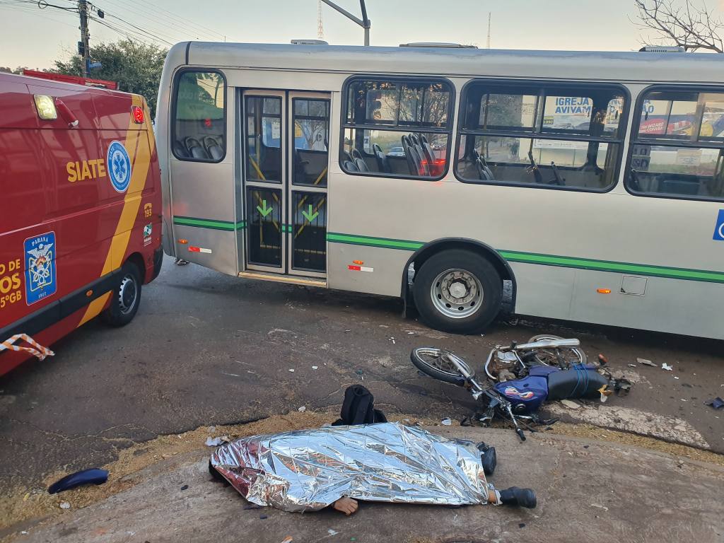 Motociclista avança semáforo vermelho e morre ao bater em ônibus