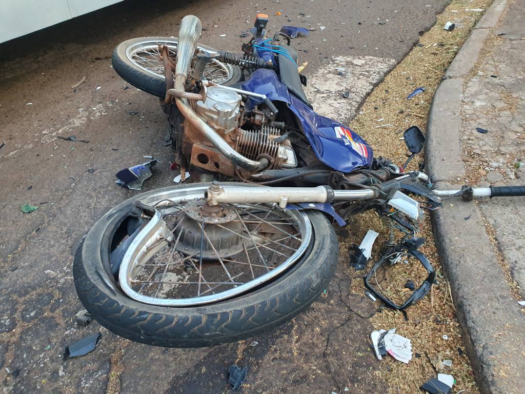Motociclista avança semáforo vermelho e morre ao bater em ônibus