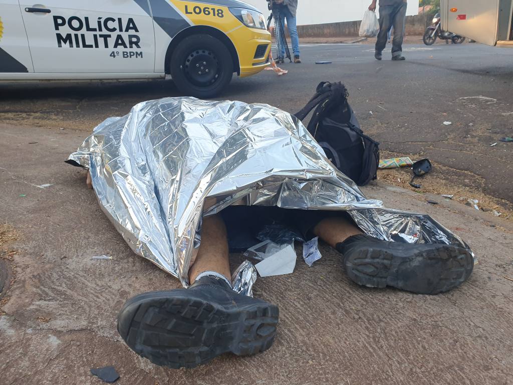 Motociclista avança semáforo vermelho e morre ao bater em ônibus