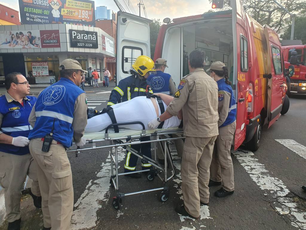 Carro invade semáforo vermelho causando acidente no centro de Maringá