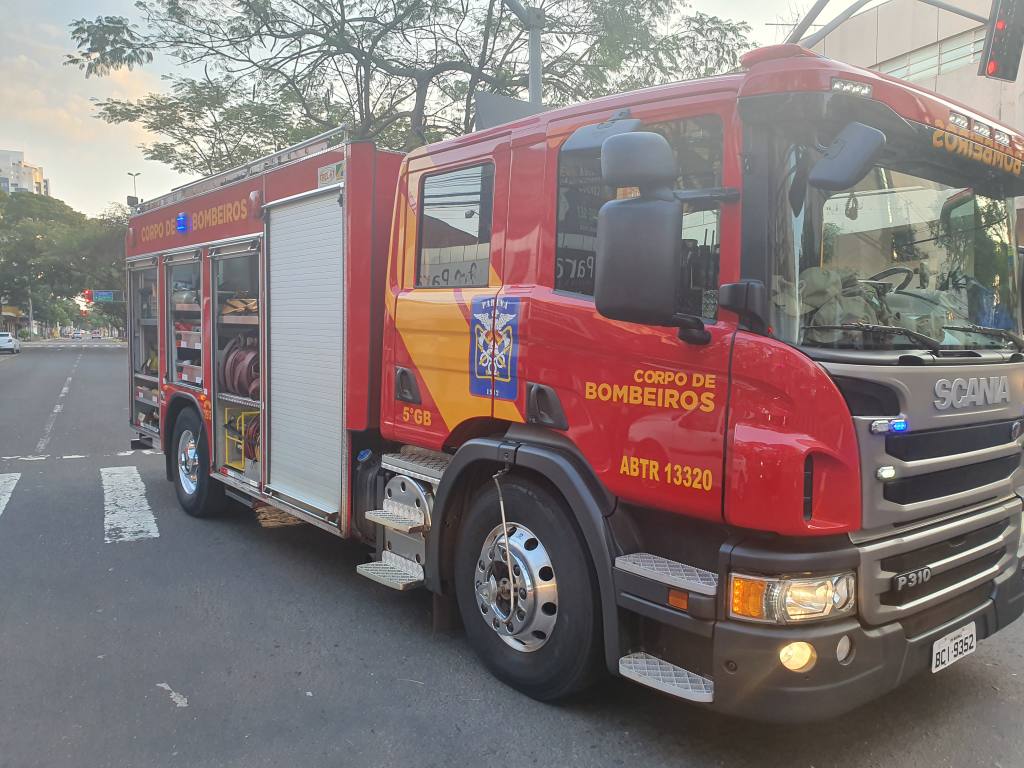 Carro invade semáforo vermelho causando acidente no centro de Maringá