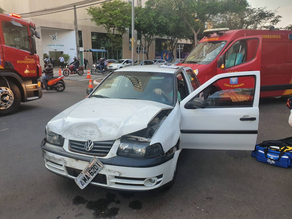 Carro invade semáforo vermelho causando acidente no centro de Maringá