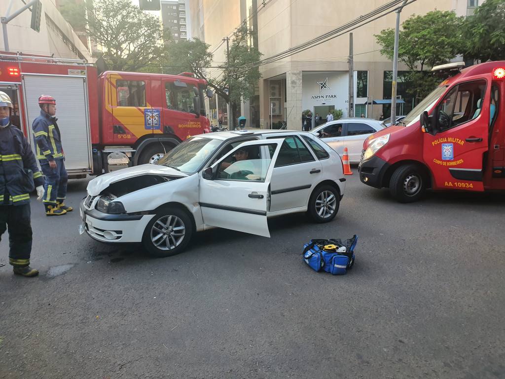 Carro invade semáforo vermelho causando acidente no centro de Maringá
