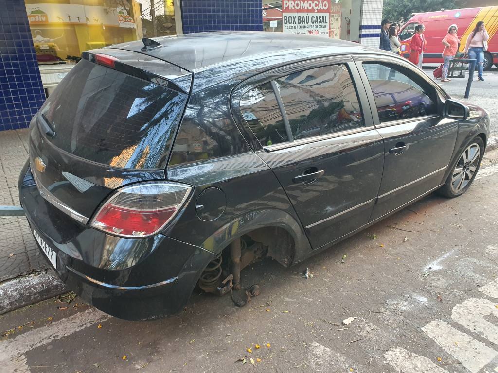Carro invade semáforo vermelho causando acidente no centro de Maringá